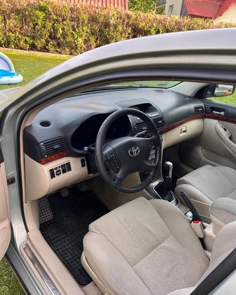 Toyota Avensis cena 5900 przebieg: 200000, rok produkcji 2004 z Rzeszów małe 46